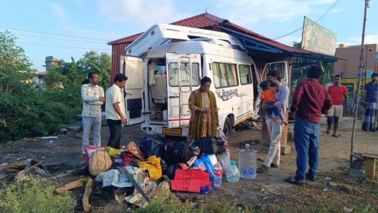 Five devotees were injured after a van rammed into shops in Tirupattur