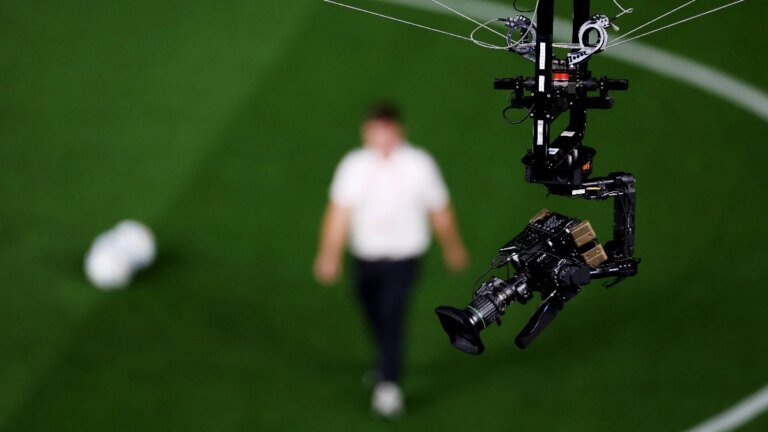 In a football match, the camera collapsed, the crew narrowly escaped a huge disaster