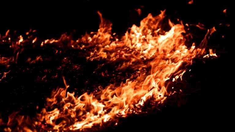 Residential house fire in Navi Mumbai; four injuries