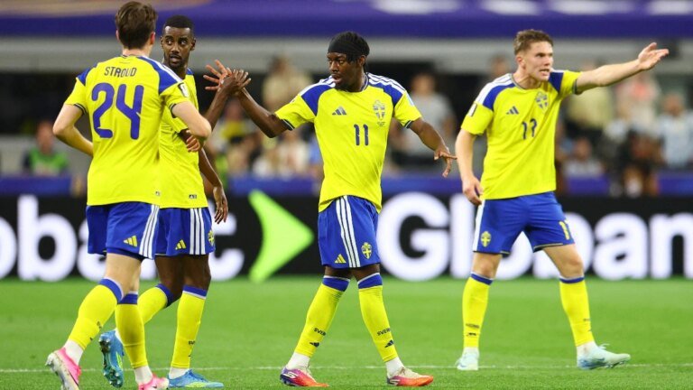 Alexander Isak berates Anthony Elango in frustration at the knockout stage