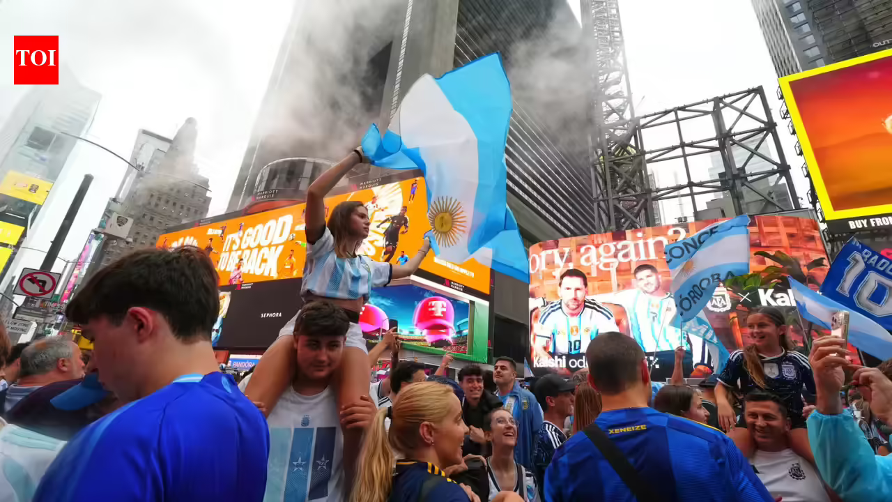 Watch: Argentina fans turn Times Square into a sea of ​​blue and white ahead of World Cup final against Spain