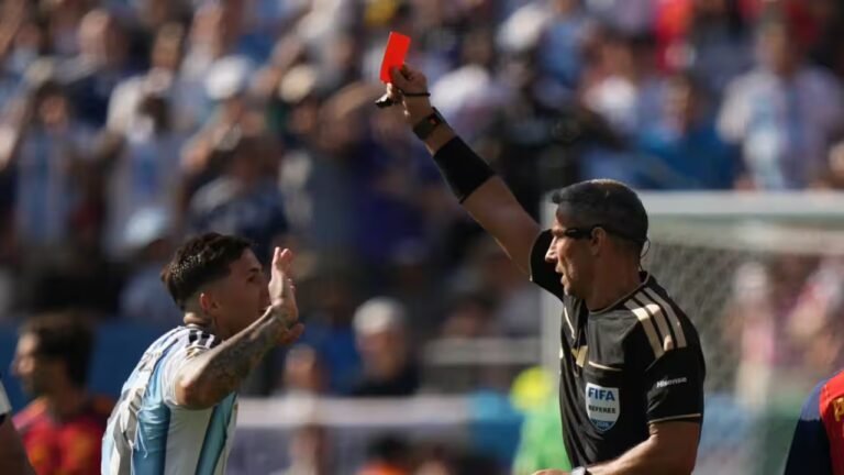 Late drama! Enzo Fernandez was sent off as Argentina were reduced to 10 men ahead of the final World Cup extra time