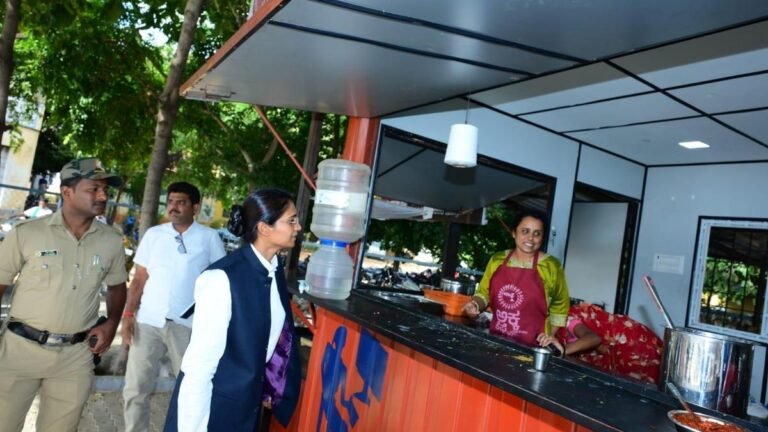 The CEO of Mandya ZP inspects Akka Cafe, emphasizes the quality of food
