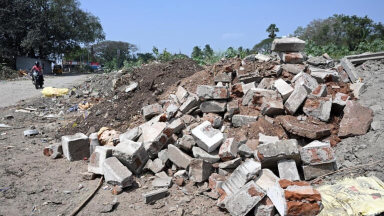 Traffic police intervene against illegal dumping of construction waste, issuing 212 notices