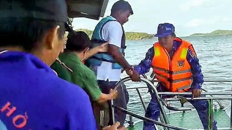 The boat with the tourists had barely left the shore when it capsized, says the witness