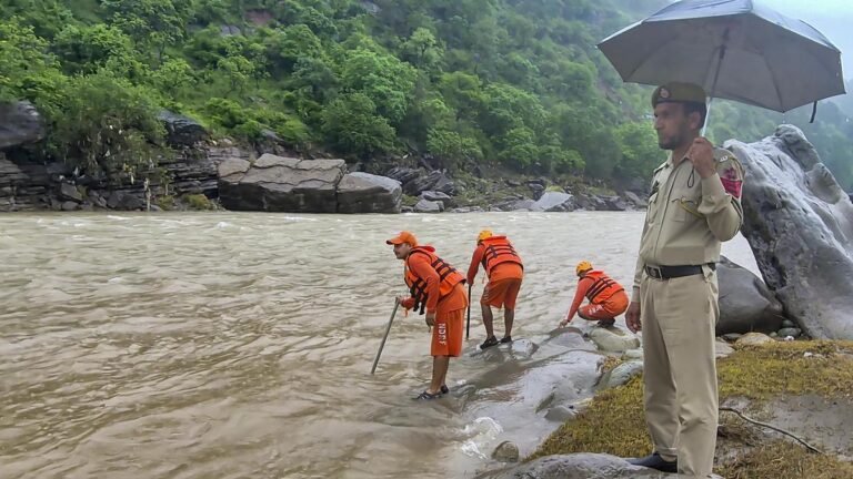 Amid inclement weather, Amarnath Yatra continues in J&K