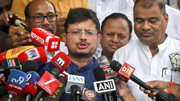ECI asks both factions of TMC to submit answers for organizational elections
