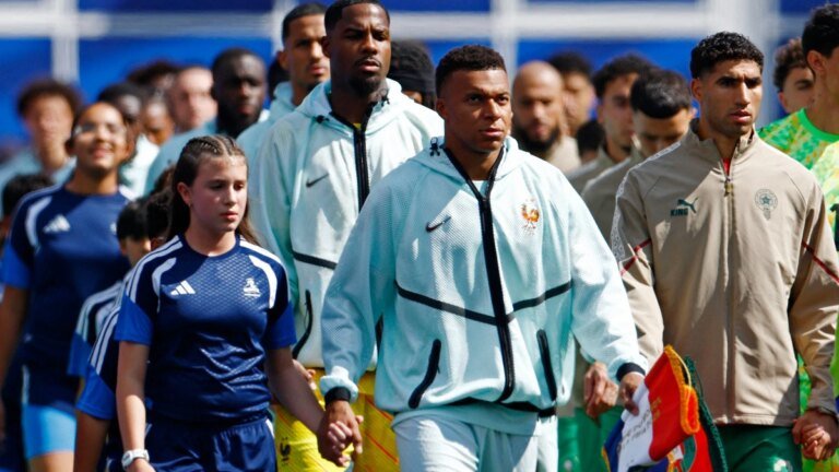 Kylian Mbappe puts friendship aside as he faces Achraf Hakimi