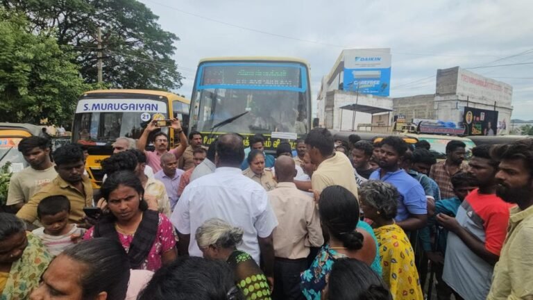 Residents block Kanchi Road near Girivalam trail in Tiruvannamalai demanding restoration of water supply