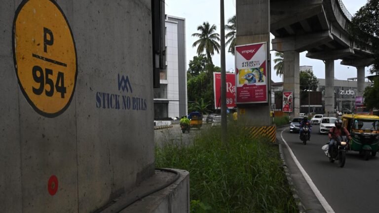 Several sharp turns under the Kochi Metro corridor turn into death traps
