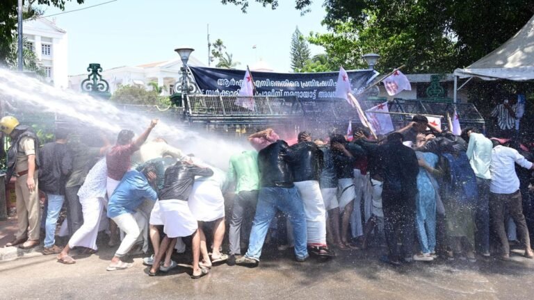 Tense scenes as SFI marches to Kerala Secretariat
