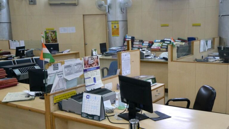 Banks will remain open on Sunday for the convenience of customers in view of the proposed nationwide strike