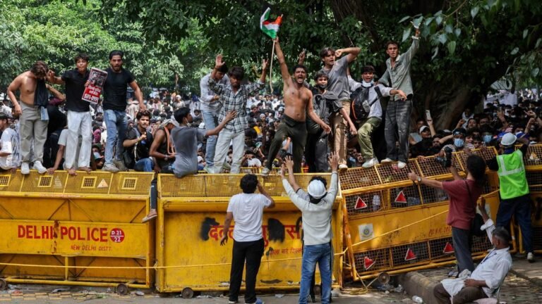 Jantar Mantar protest: Police serve show-cause notice to UP student, recall next day