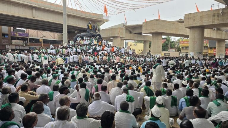 Mammoth protest by Karnataka sugarcane farmers calls for invitation to Delhi for talks