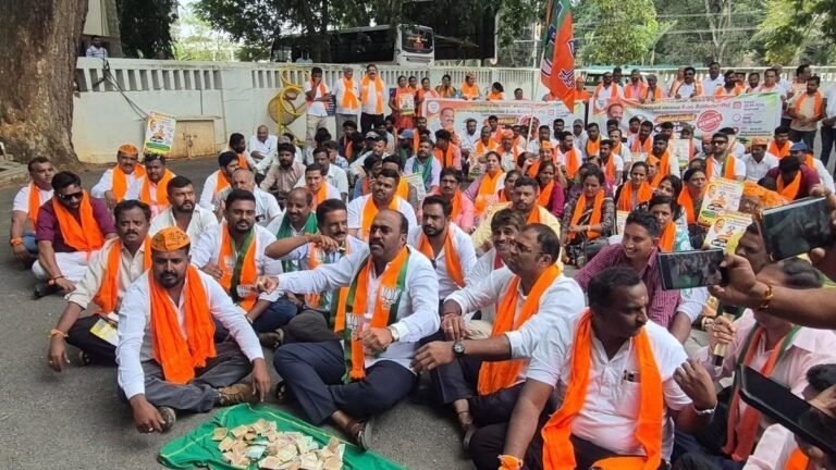 BJP workers protest against Shivalinga Gowda