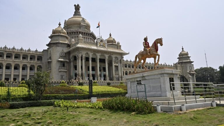 Karnataka limits Vande Mataram to two stanzas at state functions