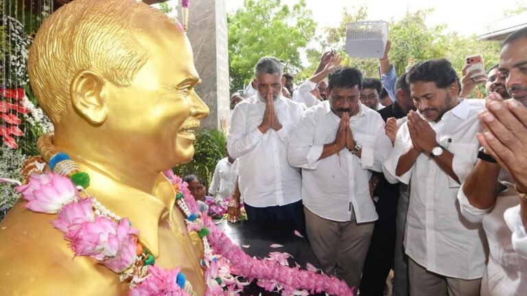 Jagan, Sharmila pay tribute to YSR in Kadapa district on 17th death anniversary