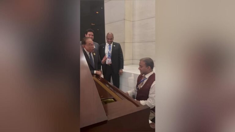 Malaysian Prime Minister sings Kishore Kumar song and wins hearts online