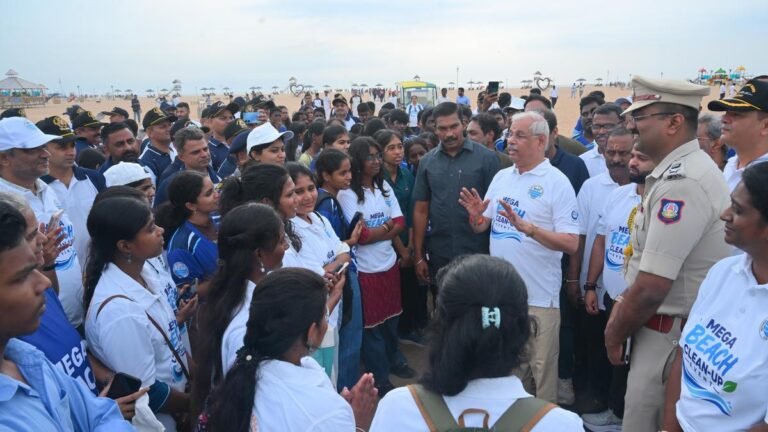 Governor Arlekar participates in cleaning the beaches in Marina
