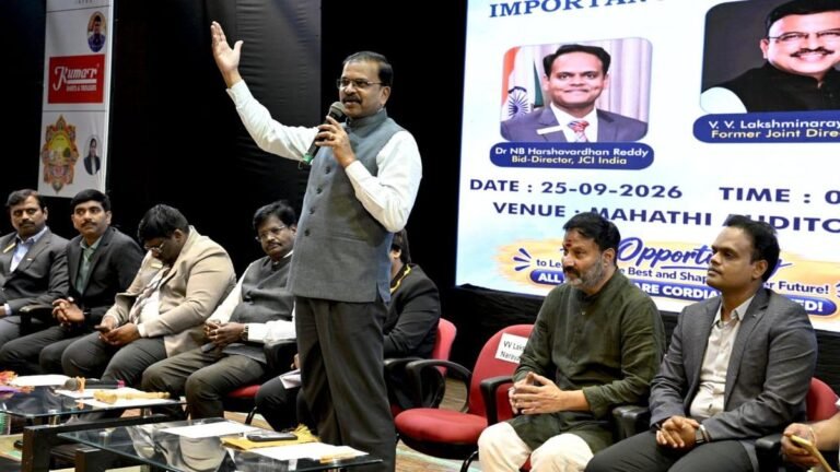 Ex-policeman urges students to look beyond politicians, movie stars for inspiration