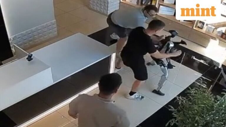 Viral Russian Store Robot Video: Humanoid ‘attacks’ customer after being pushed | Today’s news