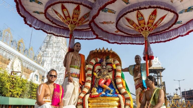 Lord Malayappa Swamy as Dwaraka Krishna goes to Chinna Sesha, Hamsa Vahanams at Tirumala