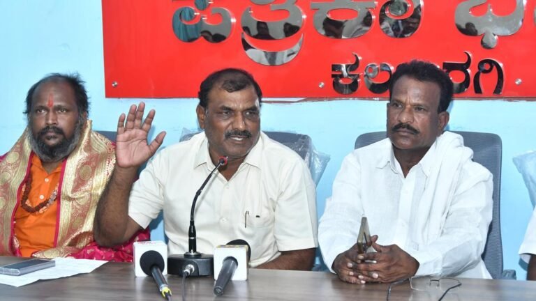 Supporters of Vitthal Heroor have set a deadline of one week to install the statue