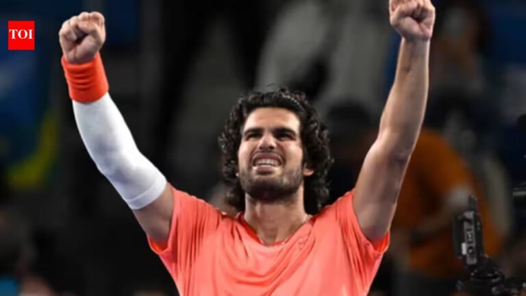 Carlos Alcaraz survives a first-set collapse to battle past Jaume Munara to reach the Japan Open final