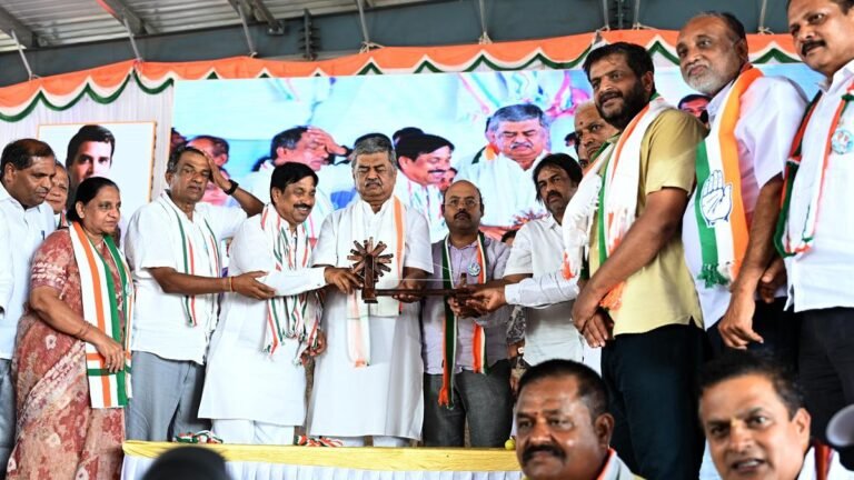 Cong. leaders stand up to Yediyurappa and sons, slam EC for ‘erasing names’