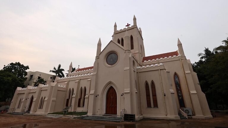 The municipal council prohibits allocating land to Christians for prayer or burial