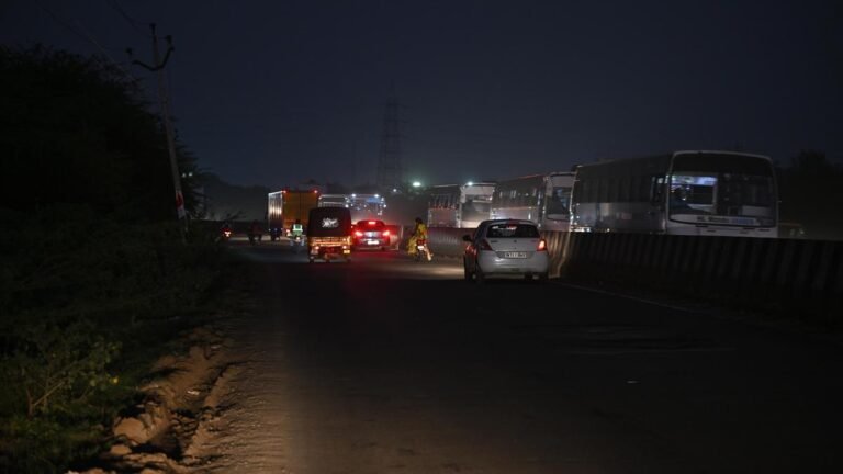 Jurisdiction confusion leaves Bayalu Basaveshwara Nagar road in darkness