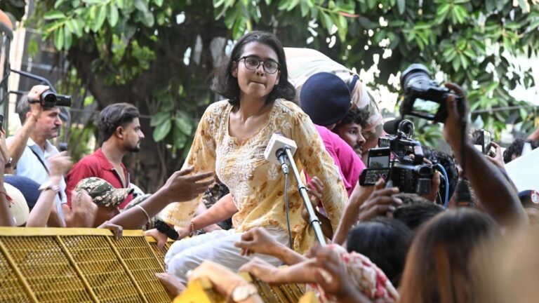 500 detained in Delhi on 3rd day of protests seeking exit from CEC; The Thackerays lead the march in Mumbai