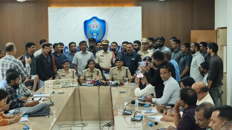10 arrested for impersonating police officers and kidnapping a jeweller