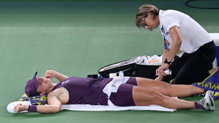 Iga Swiatek breaks down in tears, struggles with leg injury in heartbreaking loss at Wuhan Open